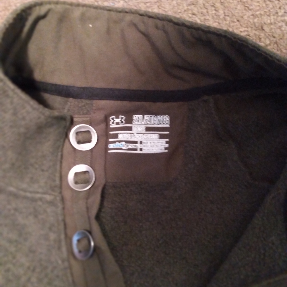 Green underarmour pullover